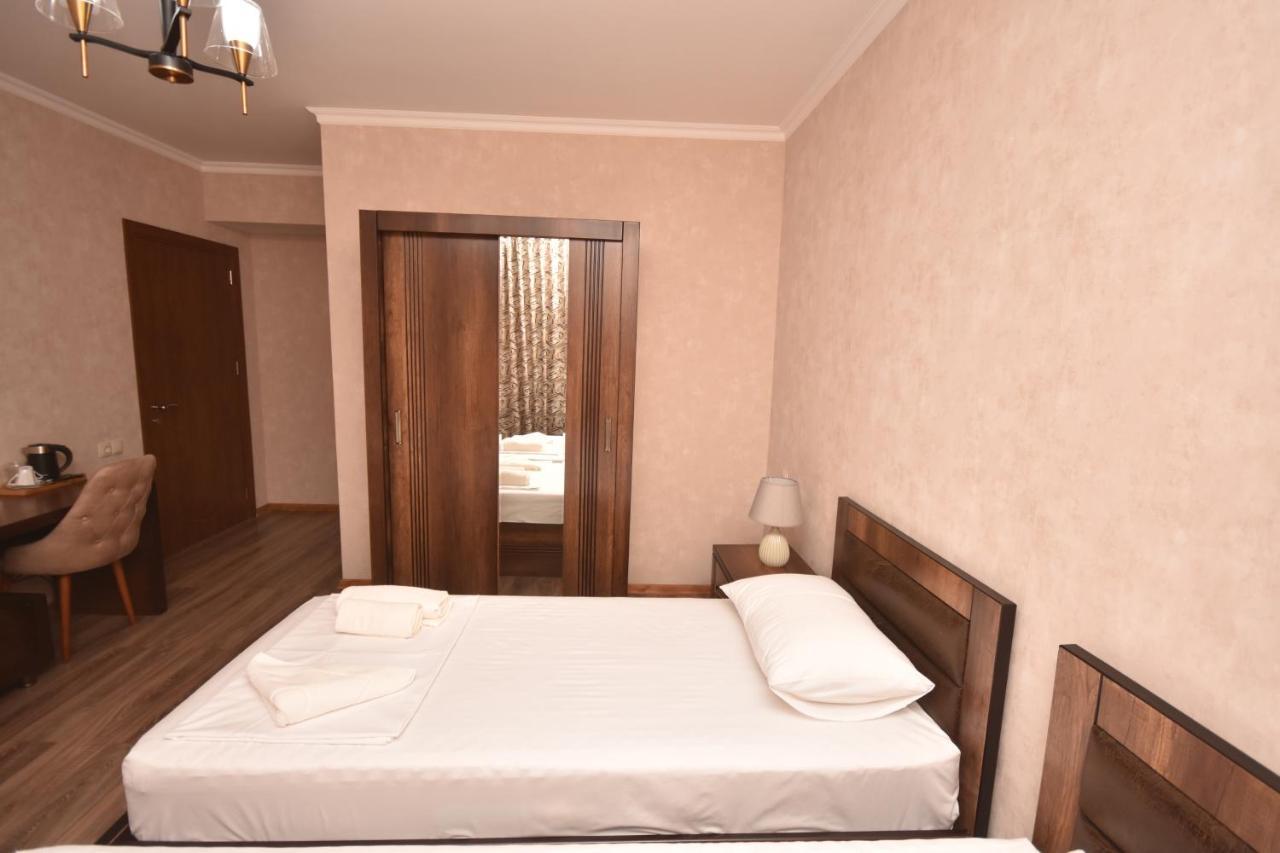 Hotel & Restaurant Sokhumi Zugdidi Extérieur photo
