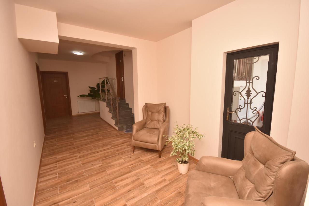 Hotel & Restaurant Sokhumi Zugdidi Extérieur photo